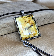 Collana con ciondolo quadrato