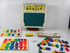 Scrivania da gioco vintage Fisher Price Toys con carte, lettere, numeri e gesso - buona