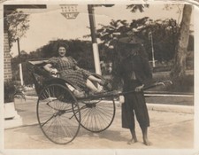 B4 - Foto Photo Fotografia Anni 50 - Oriente Donna su Carretto Nota nel Retro