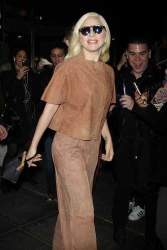 Una signora gaga con occhiali - gaga,