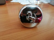 Tappo di una bottiglia di profumo Ferrari andata rotta oggetto in metallo 