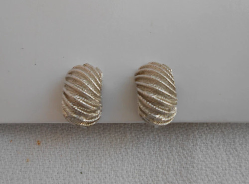 Trifari piccoli orecchini - piccoli,