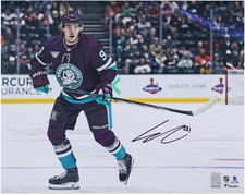 Fotografia pattinaggio maglia viola firmata Leo Carlsson Anaheim Ducks 16" x 20"