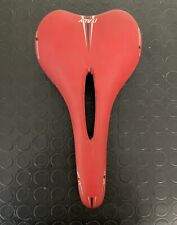 Sella Bassano SPACE in Fibra di Carbonio Colore Rosso