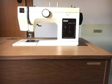 Macchina da cucire elettrica comprensiva di mobile e sgabello