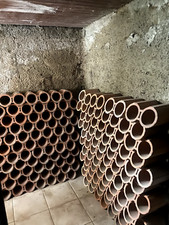 portabottiglie in ceramica. Si appogiano per terra a canto ad una parete / muro