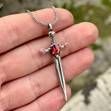 Collana con ciondolo spada in