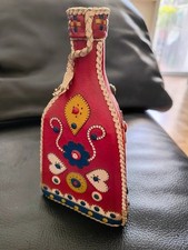 BOTTIGLIA IN VETRO RIVESTITA IN PELLE COLORATA TRIANGOLARE RARA