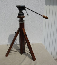 Vecchio treppiede per macchina