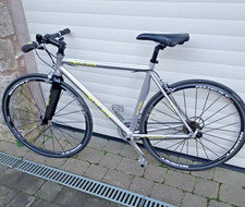 Bicicletta ibrida leggera