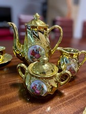 Elegante servizio da tè in porcellana con finitura dorata e dettagli in rilievo
