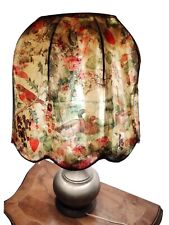 Lampada da tavolo in bronzo antico vintage con paralume decorato a mano