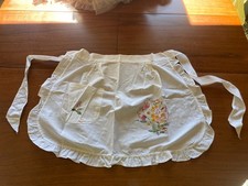 Grembiule da cucina con tasca e decorazione. Cm 63 x 42.