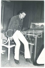 1975 ca MILANO Adriano PAPPALARDO con jukebox WURLITZER Foto 20x30 cm