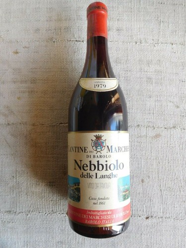 Bottiglia vino nebbiolo - di,