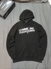 Felpa nera con cappuccio COMME