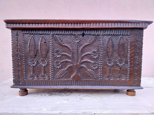 Cassetta legno intagliato - in,