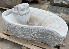 Fontana a forma di foglia in granito intagliato a mano con granchio