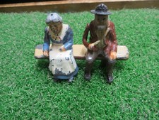 VINTAGE BRITAINS FATTORIA GIOCATTOLI PIOMBO VILLAGERS OLD MAN LADY & BENCH 1:32 UK 555 556