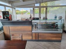 vetrina refrigerata statica a due ripiani per pasticceria e banco cassa