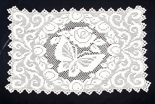 Antico centrino farfalla rosa