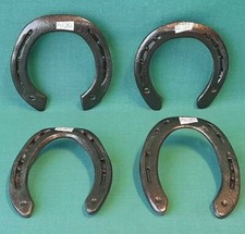 LOTTO 4 VECCHI FERRI DI CAVALLO ANTICHI IN FERRO BATTUTO PORTAFORTUNA. AI30