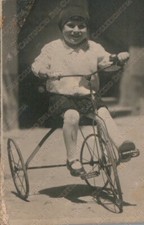 Bambina su triciclo antico ciclismo Fotografia