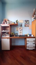scrivania con cassettiera, armadietto e libreria