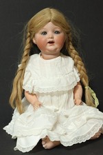 Vecchia bambola di porcellana