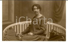 1926 MILANO Donna sul divano