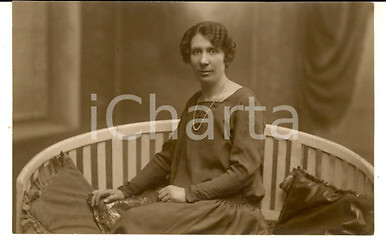 1926 milano donna sul divano - milano,