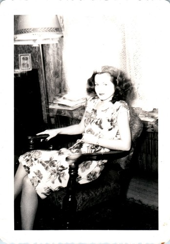 1946 donna seduta sedia - seduta, su