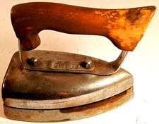 ANTICO FERRO DA STIRO IN METALLO CON MANICO IN LEGNO-TRIPLE X-FERMAPORTE-FERMA-2