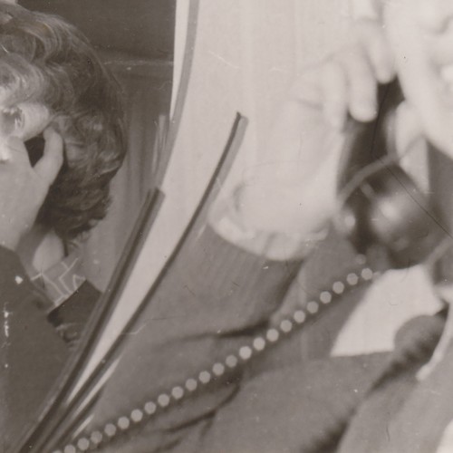 Donna telefono con - al, riflesso