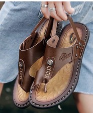 Coppia di sandali moda uomo in