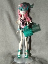 MONSTER HIGH G1 - Muñeca ROCHELLE GOYLE "BEACH BEASTIES / SWIM CLASS" y stand
