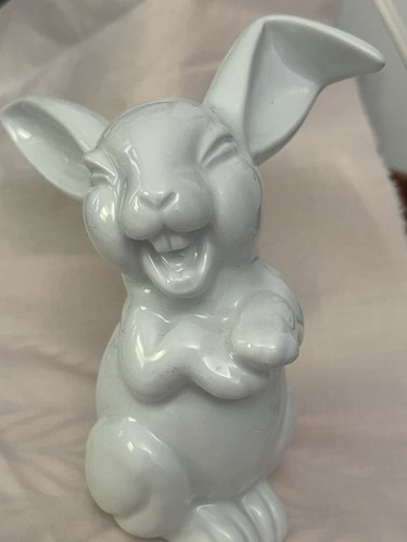 Statuina coniglietto che - , ride