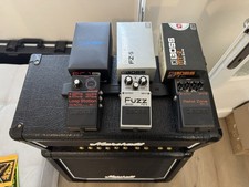 Boss RC-1 BK (Loop Station), Boss FZ-5 (Fuzz), Boss MT-2 (Metal Zone).