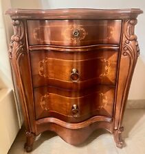 como e comodini in legno in arte povera e specchio