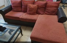 divano angolare etnico. Colore rosso arancio/marrone.