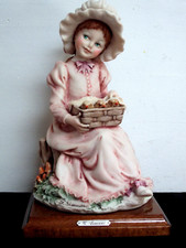 Scultura ragazza con pulcini