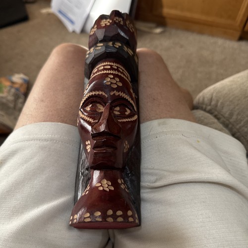 Totem intagliato mano dalla - a,