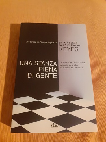 Una stanza piena gente - stanza,