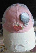 Capello con visiera unisex tipo Adidas customizzato con spille e rotture