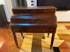 SCRIVANIA CON RIBALTINA  IN MOGANO CON SEDUTA