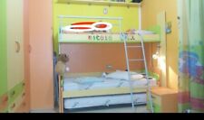 cameretta bambini 3 letti.  Colore Giallo verde arancione. 