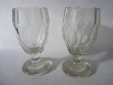 Coppia di vecchi bicchieri per