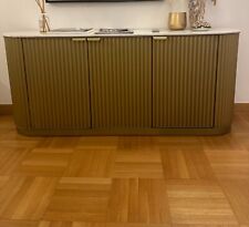 credenza con 3 ante in metallo ondulato color ottone e marmo bianco