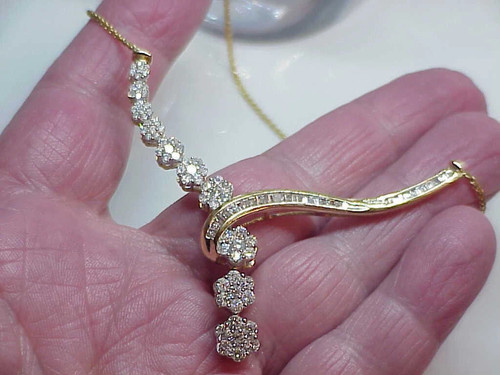 Ciondolo floreale diamante