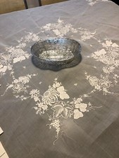 Tovaglia Antica Rotonda In Organza,  8 Posti Con Sotto tovaglia Rosa In Cotone